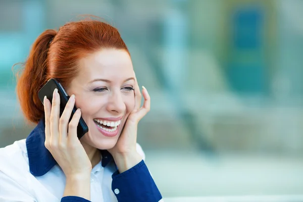 Gelukkige vrouw praten over een slimme telefoon — Stockfoto