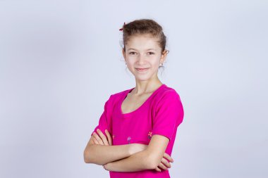 mutlu genç kız kollarını çapraz