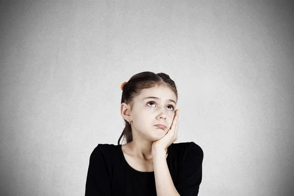 Trauriges tagträumendes kleines Mädchen — Stockfoto