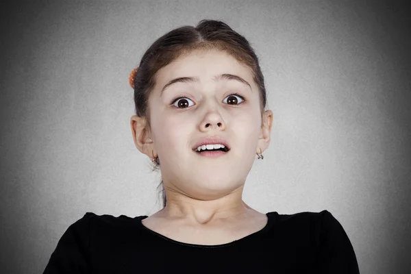 Retrato de menina assustada — Fotografia de Stock