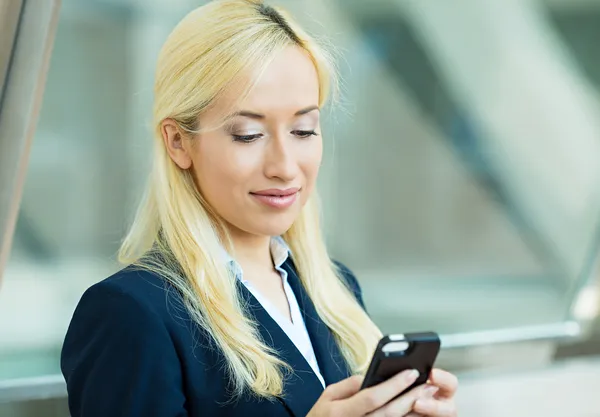 Mulher de negócios mensagens de texto no telefone inteligente — Fotografia de Stock