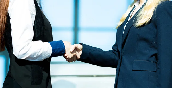 Donne d'affari che si stringono la mano — Foto Stock