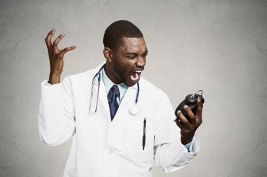 Doktor, çalar saat tutan vurguladı
