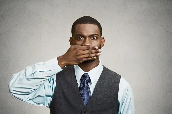 Άνθρωπος που καλύπτει το στόμα του, να μιλήσει δεν κακό έννοια — Φωτογραφία Αρχείου