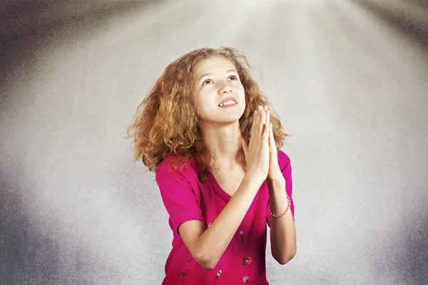 Νεαρό κορίτσι προσεύχεται — Φωτογραφία Αρχείου