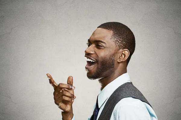 Headshot feliz, rindo homem de negócios apontando o dedo para alguém — Fotografia de Stock