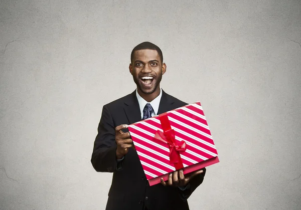 Uomo felice e sorpreso che riceve un regalo da qualcuno — Foto Stock