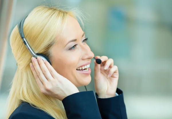 Headshot av en kundtjänstrepresentant som talar på en telefon — Stockfoto