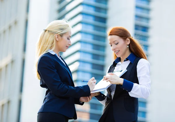 Vrouwelijke ondernemers contract document ondertekenen — Stockfoto