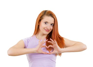mutlu kadın yapım kalp işareti el ile
