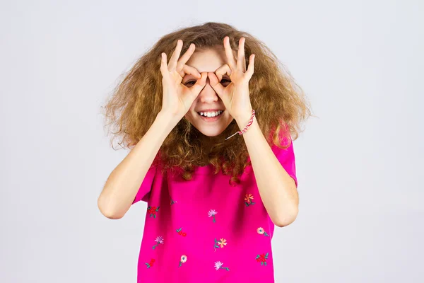 Chica feliz mirando a través de binoculares imaginarios — Foto de Stock