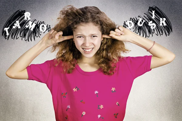Нещаслива стресова дівчина прикриває вуха від гучного шуму — стокове фото