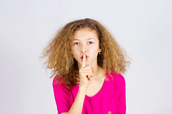 Weinig meisje gesturing houden geheim, rustig, stilte — Stockfoto