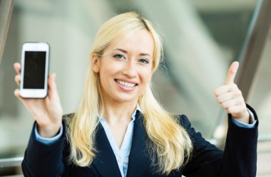 mutlu heyecanlı işkadını akıllı telefonunu gösterilen
