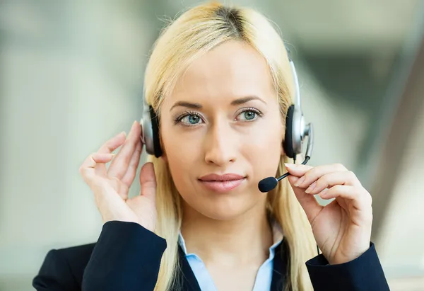 Vrouwelijke klantenservice op handen vrije apparaat — Stockfoto