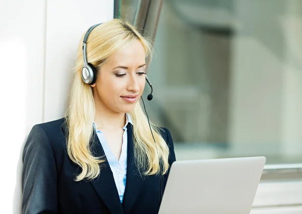 Representante de servicio al cliente que trabaja en el ordenador hablando en h —  Fotos de Stock