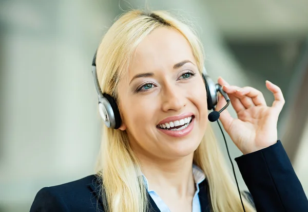 Female customer service representative on hands free device — Stock Photo, Image