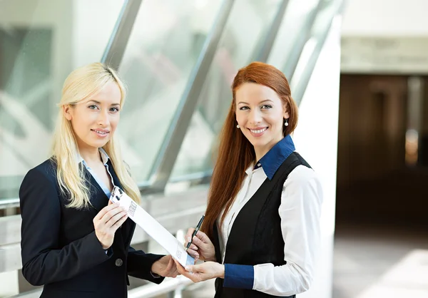 Mulheres de negócios que assinam documento de acordo no escritório corporativo — Fotografia de Stock