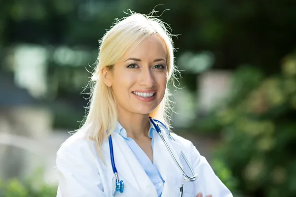 Portrait d'un professionnel de la santé heureux, médecin femme — Photo