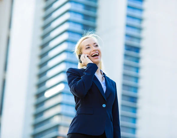 Donna d'affari felice che parla al telefono — Foto Stock