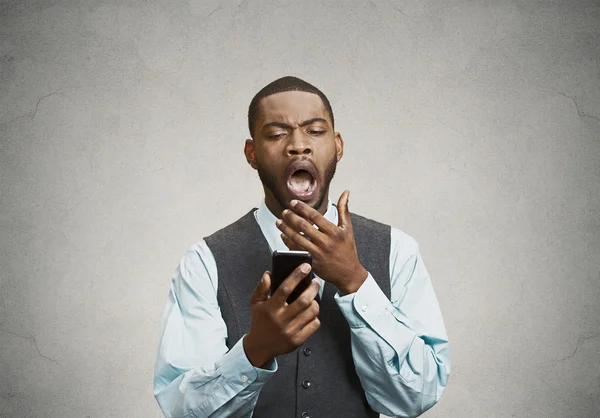 Manager mit Smartphone, gelangweilt von Gesprächen, SMS — Stockfoto