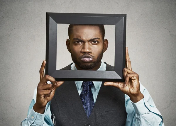 Retrato jovem engraçado executivo homem furando cabeça no quadro — Fotografia de Stock