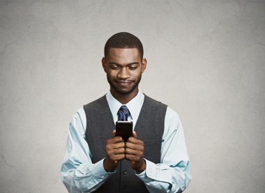haber okuma mutlu çift adam akıllı telefon, holding