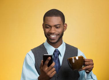 Mobil Haberler okuma ve çay içmek işadamı