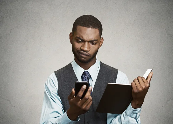 Skeptical executive reading breaking news on smart phone — Stock Photo, Image
