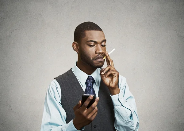 Hombre ejecutivo sosteniendo teléfono inteligente, fumando cigarrillo. Teléfono, nic — Foto de Stock
