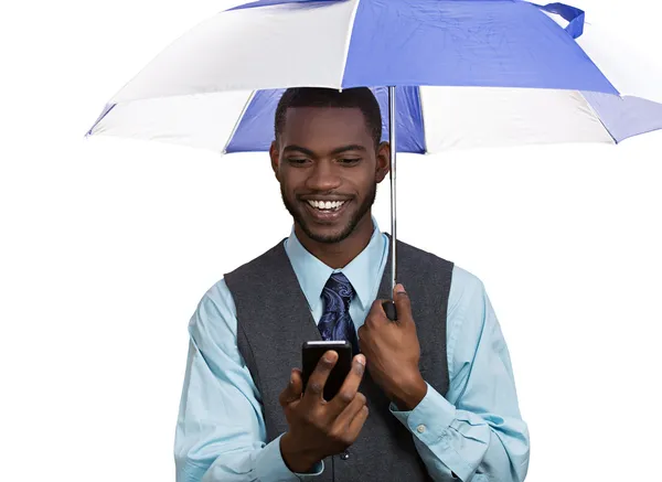 Hombre feliz leyendo noticias en el teléfono inteligente —  Fotos de Stock
