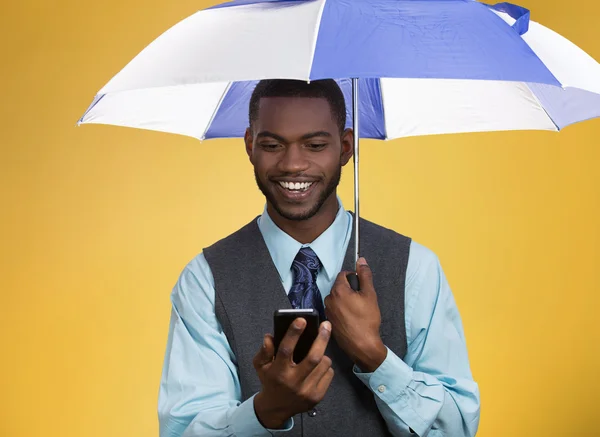 Szczęśliwy facet czytanie wiadomości na inteligentny telefon — Zdjęcie stockowe