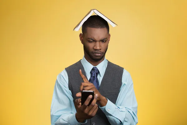 Hombre con teléfono, libro sobre la cabeza —  Fotos de Stock