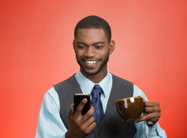 işadamı okuma haber telefon ve içme çay üzerinde gülümseyen