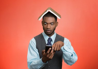 şok adam elinde telefon, kitap üzerinde kafa