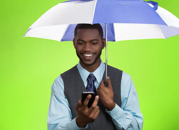 Advogado feliz leitura mensagem de texto no telefone inteligente sob guarda-chuva — Fotografia de Stock