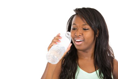Plastik şişeden su içen kadın