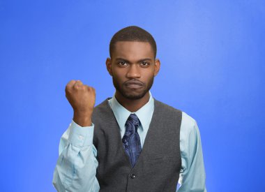 kızgın adam havada yumruk ile