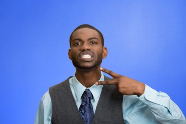 zły człowiek wykonawczy gestykulacji z ręce, aby zatrzymać, wyciąć