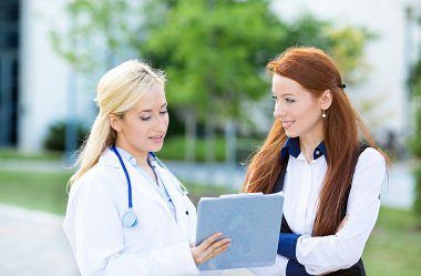 bir petient tedavi planı, laboratuar sonuçlarını açıklayan doktor.