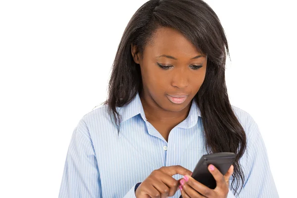 Mulher, estudante usando telefone inteligente, mensagens de texto — Fotografia de Stock