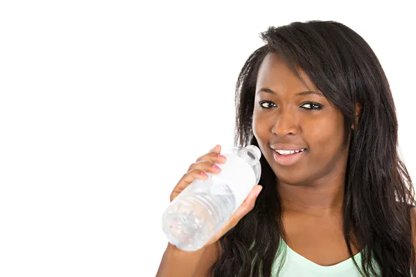 Donna che beve acqua dalla bottiglia di plastica — Foto Stock