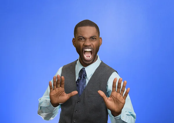 Angry uitvoerende gebaren met handen om te stoppen — Stockfoto