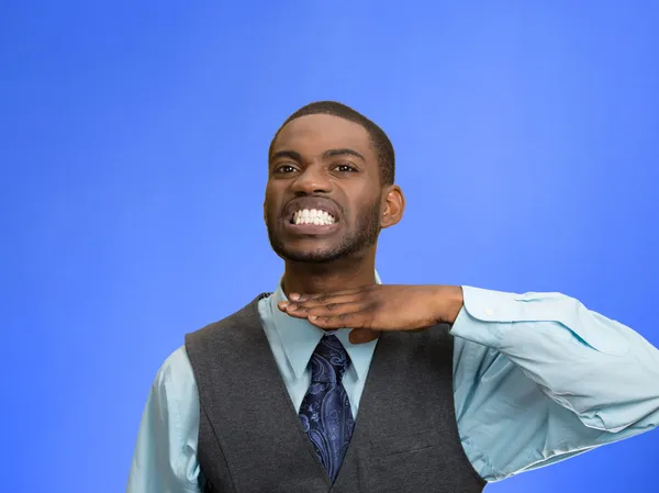 Angry uitvoerende man gebaren met handen te stoppen, knip het uit — Stockfoto