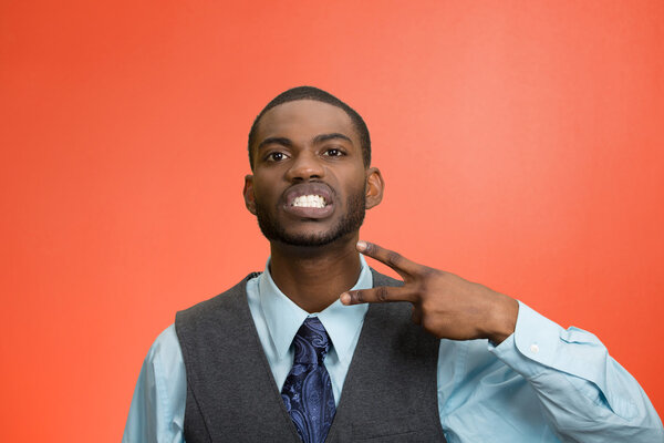 Злой исполнительный человек жестом руки, чтобы остановить, вырезать его
