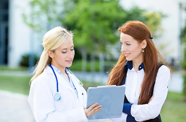 Doctor explaining to a petient treatment plan, lab results. — Stock Photo, Image