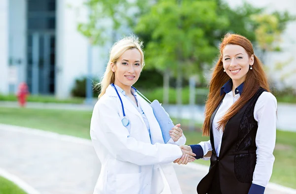 Doctor patient relationship. Handshake — Stock Photo, Image