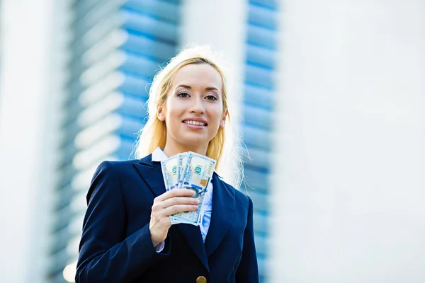 Счастливая женщина с долларовыми купюрами — стоковое фото