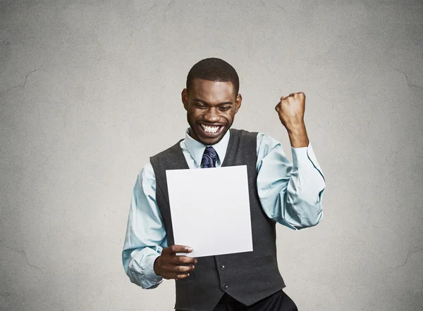 Emocionado hombre feliz sosteniendo documento, recibiendo buenas noticias — Foto de Stock