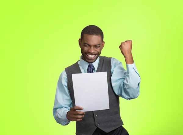 Emocionado hombre feliz sosteniendo documento, recibiendo buenas noticias — Foto de Stock